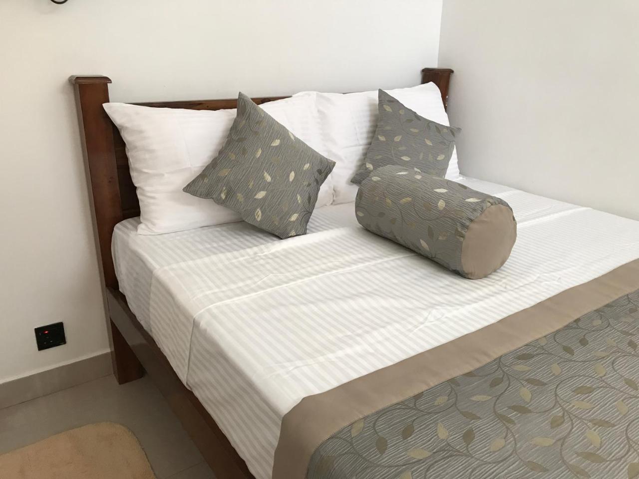 Hotel Royal White Tourist Rest Anuradhapura Exterior foto