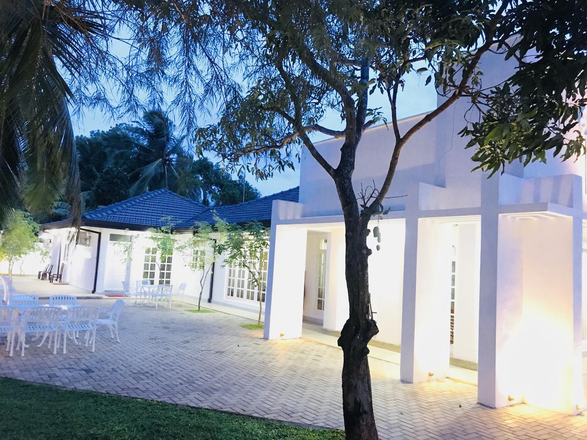 Hotel Royal White Tourist Rest Anuradhapura Exterior foto