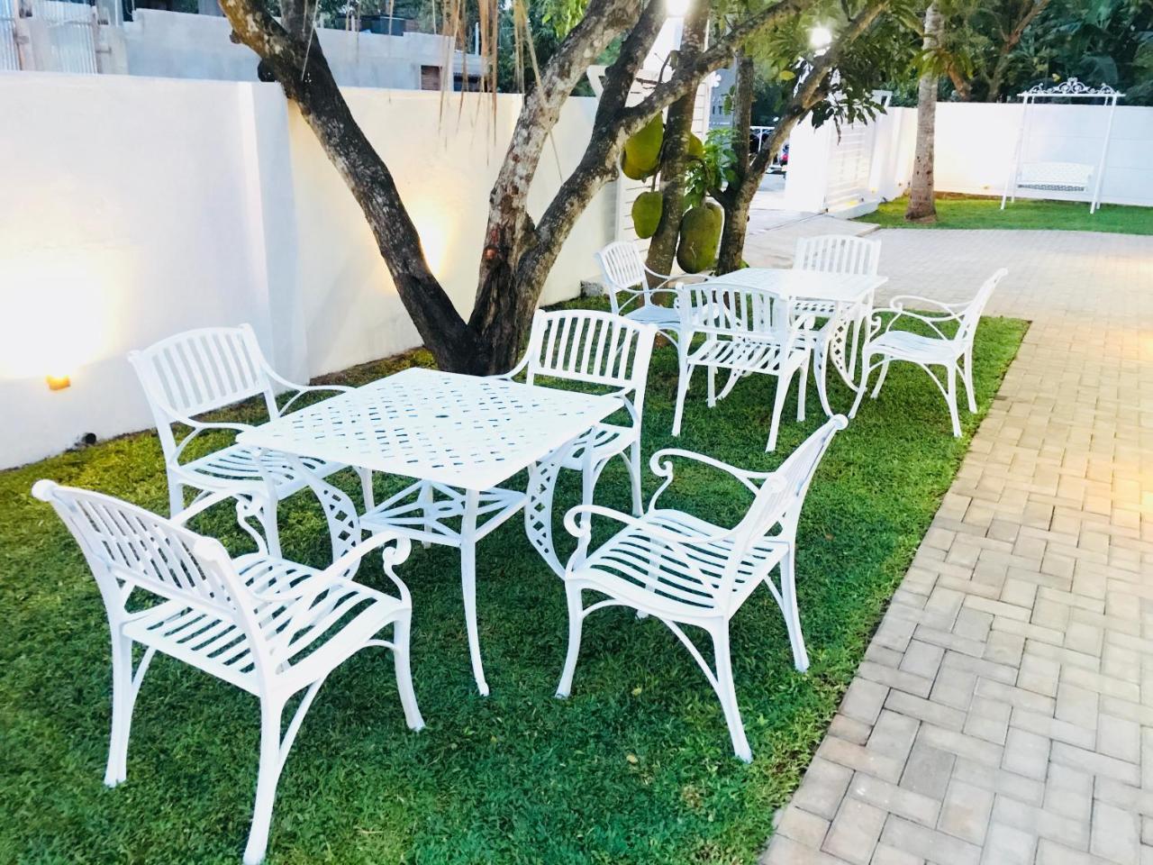 Hotel Royal White Tourist Rest Anuradhapura Exterior foto