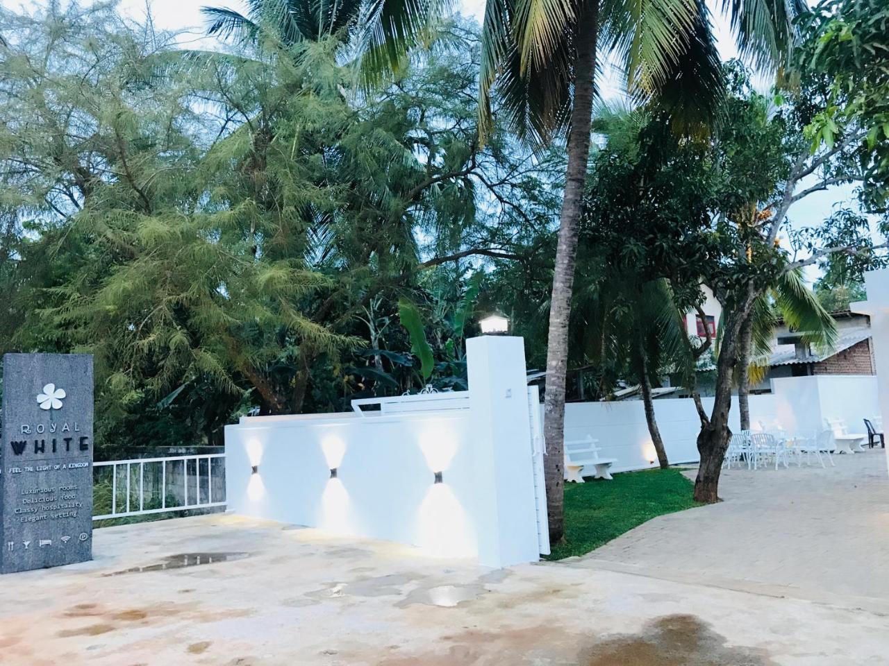 Hotel Royal White Tourist Rest Anuradhapura Exterior foto