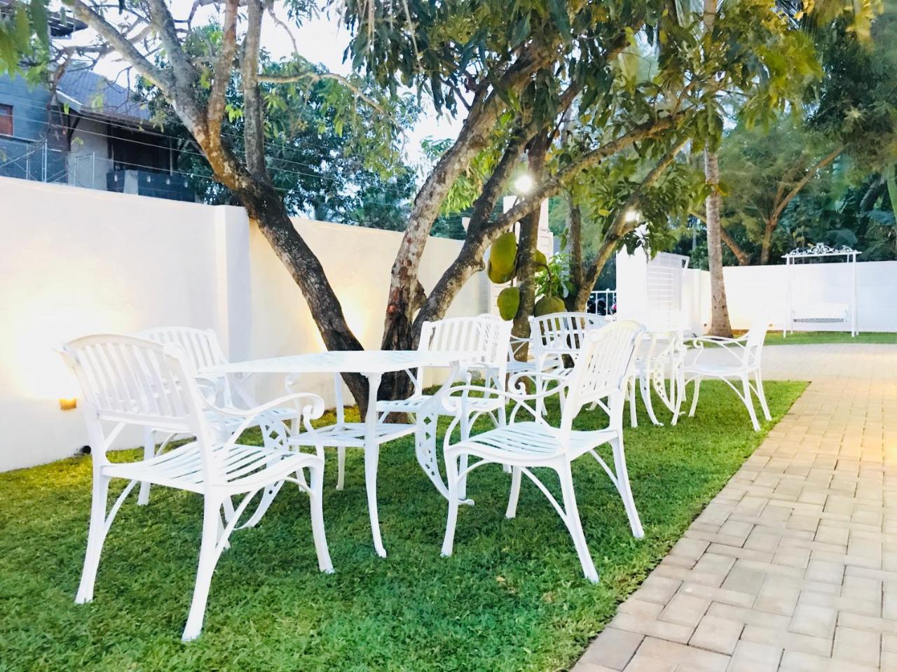 Hotel Royal White Tourist Rest Anuradhapura Exterior foto