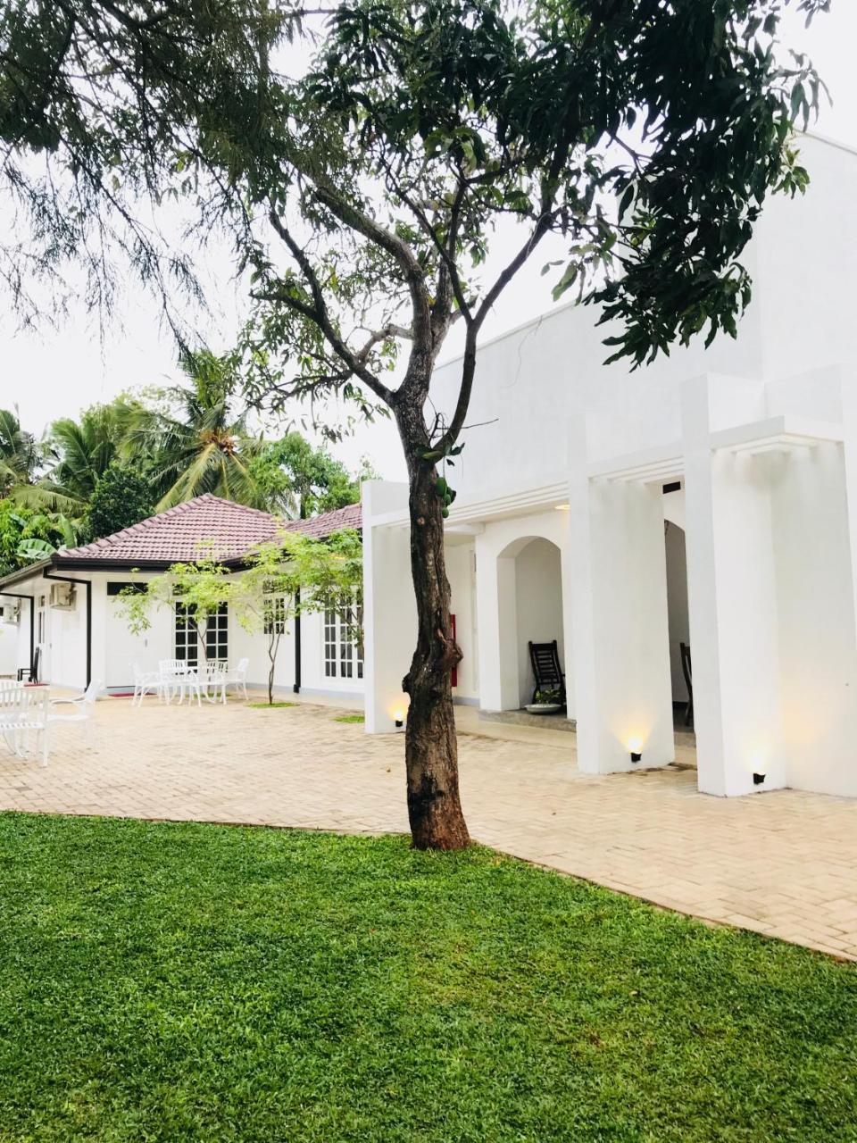 Hotel Royal White Tourist Rest Anuradhapura Exterior foto