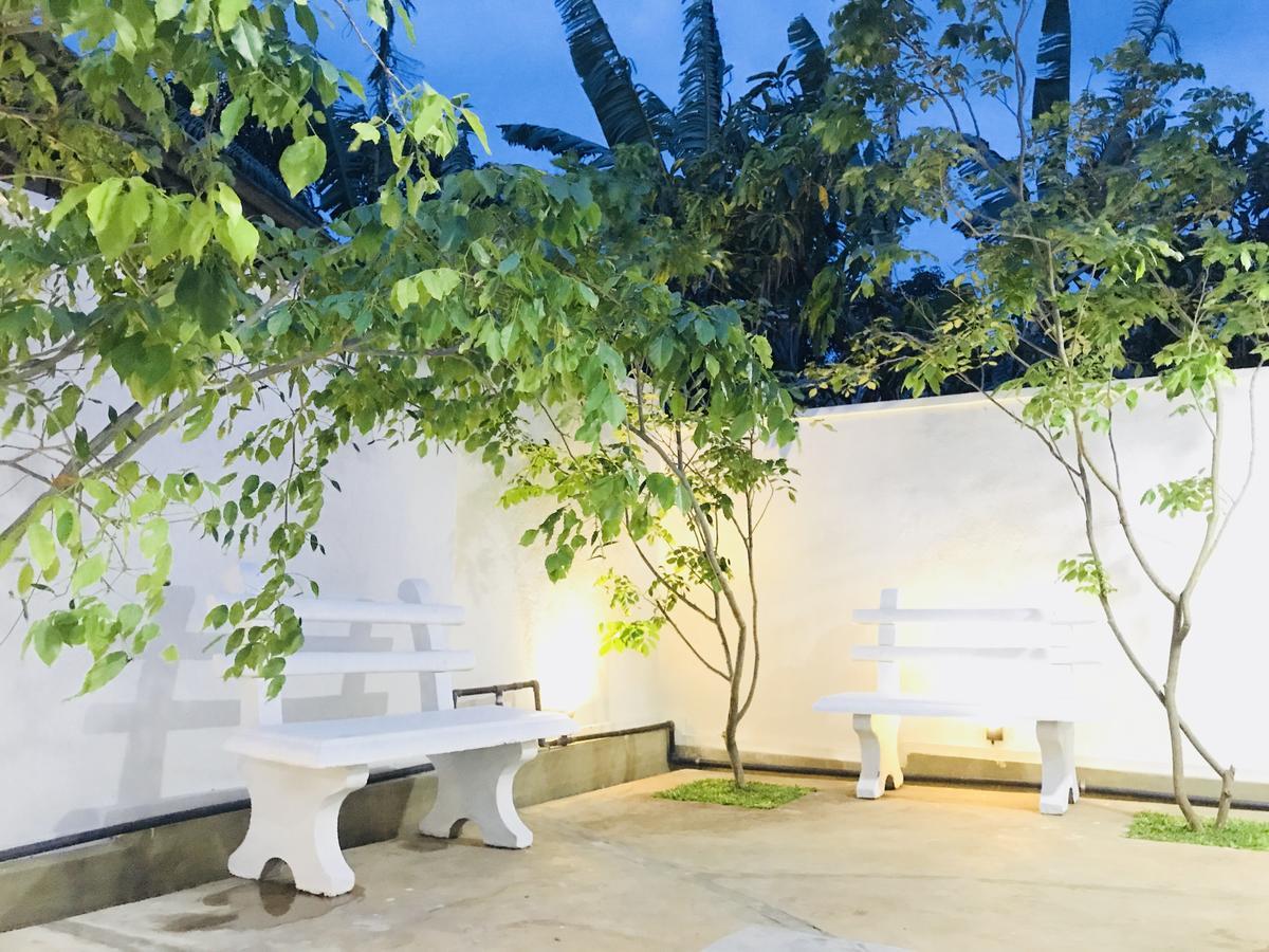 Hotel Royal White Tourist Rest Anuradhapura Exterior foto